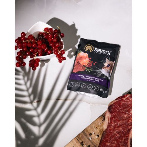 Влажный корм Savory для стерилизованных кошек ягненка с клюквой в соусе пауч 85 г